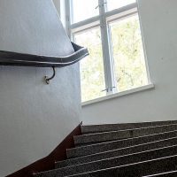 Ikkunan vieressä sijaitseva portaikko, joka johtaa yläkertaan residenssitalossa